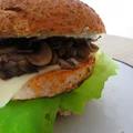 Łososiowy burger z pieczarkami