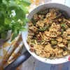 MAKARON ZE SZPARAGAMI, SUSZONYM POMIDOREM, BAZYLIĄ, SŁONECZNIKIEM I OLIWKAMI