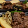 Wątróbka drobiowa z cebulką i śliwkami