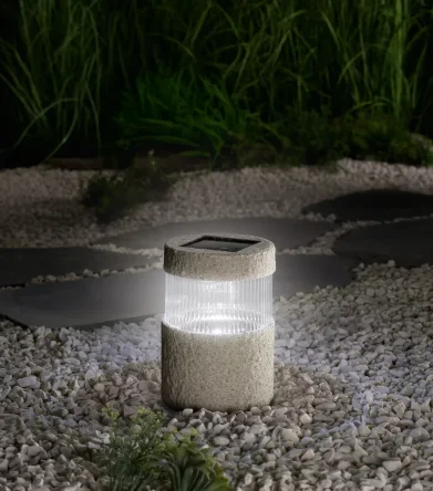 Zdjęcie Ta nowoczesna lampka solarna z Lidla to gorący hit! Za 24,99 zł i bez kabli stworzysz ogród lub balkon jak z Instagrama #5