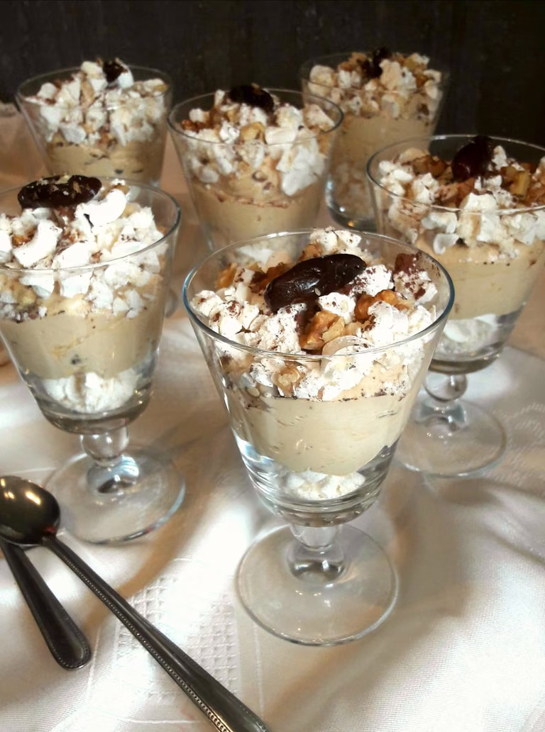 Deserek w pucharku Dacquoise (dakłas)