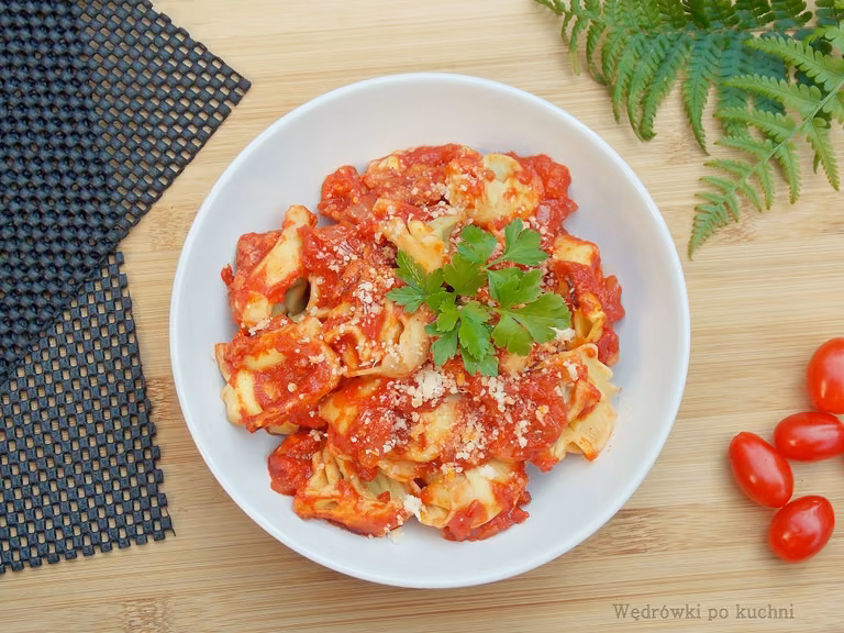 Tortellini zapiekane w sosie pomidorowym