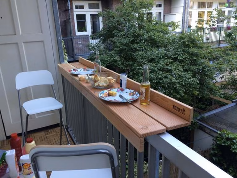 Blat na balustradzie balkonu