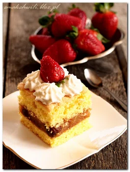 Biszkopt z jabłkami i masą mascarpone