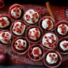 Babeczki brownies z kremem waniliowym i granatem
