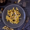 Tagliatelle z czarnym czosnkiem i parmezanem