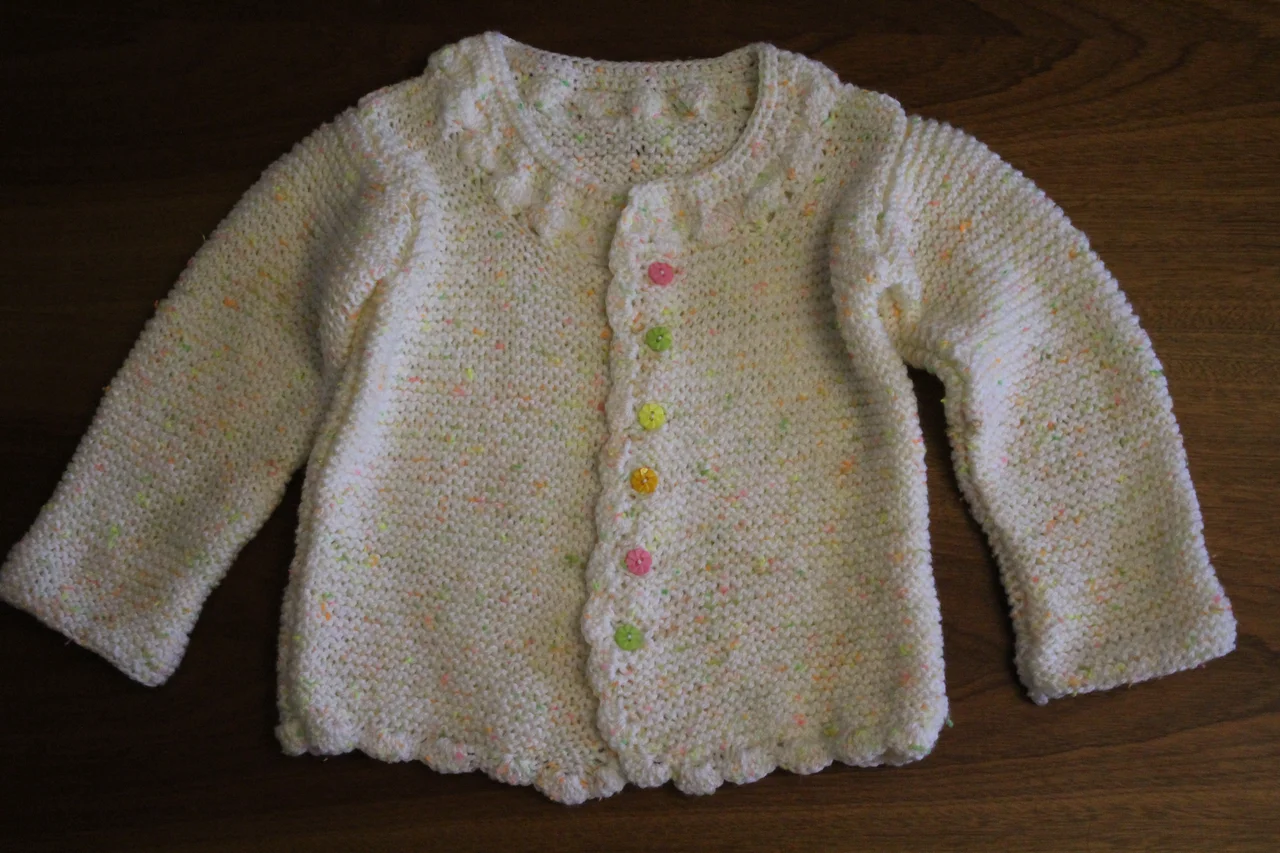 Sweterek dla małej dziewczynki zrobiony na drutach