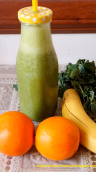 Koktajl z jarmużu, banana i pomarańczy