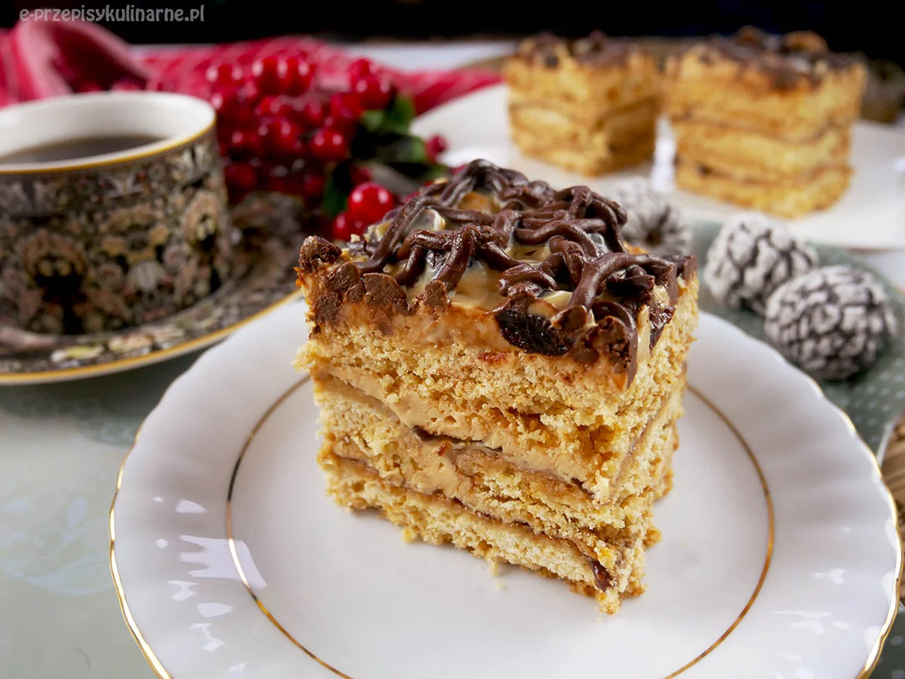 Ciasto Zagadka Marlenki – miodownik z kajmakiem i bakaliami