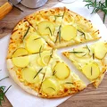 Pizza z młodymi ziemniakami i rozmarynem
