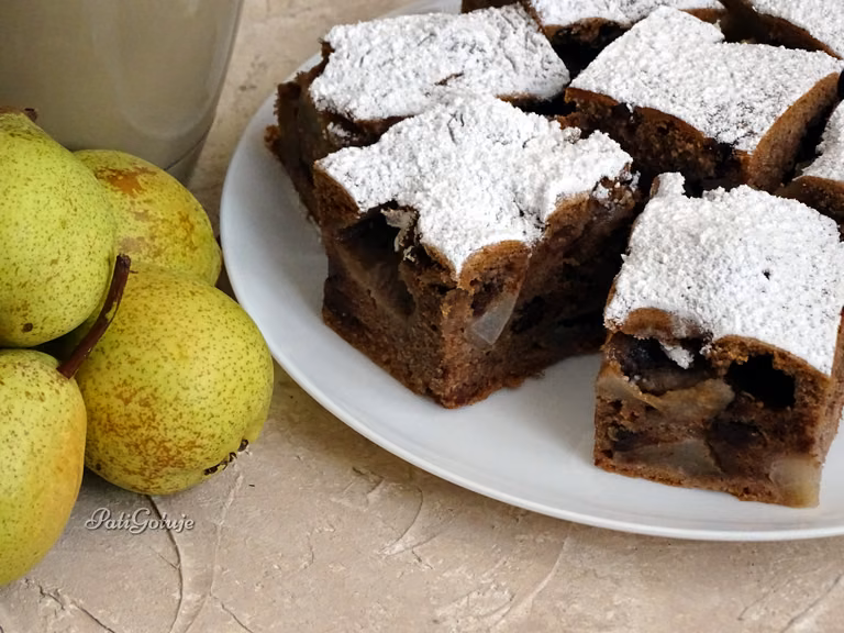 Ciasto z gruszką i kawałkami czekolady