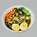 Zupa ramen z wege pulpetami