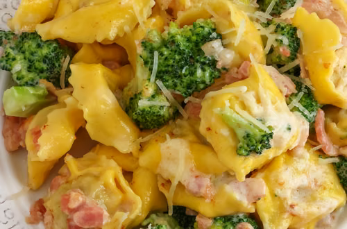 Tortellini z brokułem i boczkiem w 25 minut! Ten przepis to idealne danie dla zabieganych