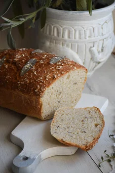 chleb pszenno-żytni z otrębami i szałwią
