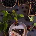 Tarta z jeżynami, masą migdałową i kremem waniliowym - food²