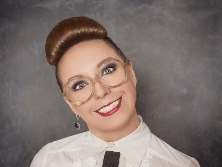 Uśmiechanie się w miejscu pracy: kiedy nie wypada tego robić?