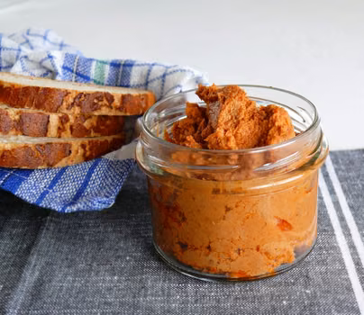 PASTA KANAPKOWA Z UDEK KURCZAKA I SUSZONYCH POMIDORÓW