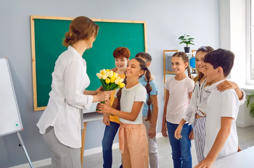Prezenty na Dzień Nauczyciela zakazane!? Nowe zasady dla uczniów, rodziców i nauczycieli!