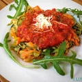Spaghetti z cukinii i marchewki z sosem pomidorowym