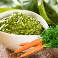 Zamiast bazylii i pietruszki – zrób genialne pesto z natki marchewki!