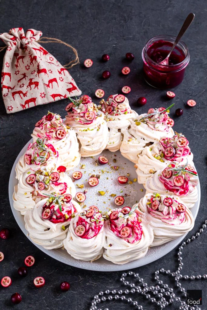 Świąteczny wieniec bezowy z żurawiną i pistacjami - food²