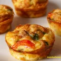 Muffinki śniadaniowe z szynką, serem i warzywami