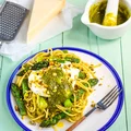 Spaghetti z pistacjowym pesto, szparagami i burratą