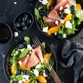 Sałatka z rukolą, szynką parmeńską, borówkami i serem feta