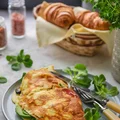 Owsiany omlet z pomidorami, awokado i serem