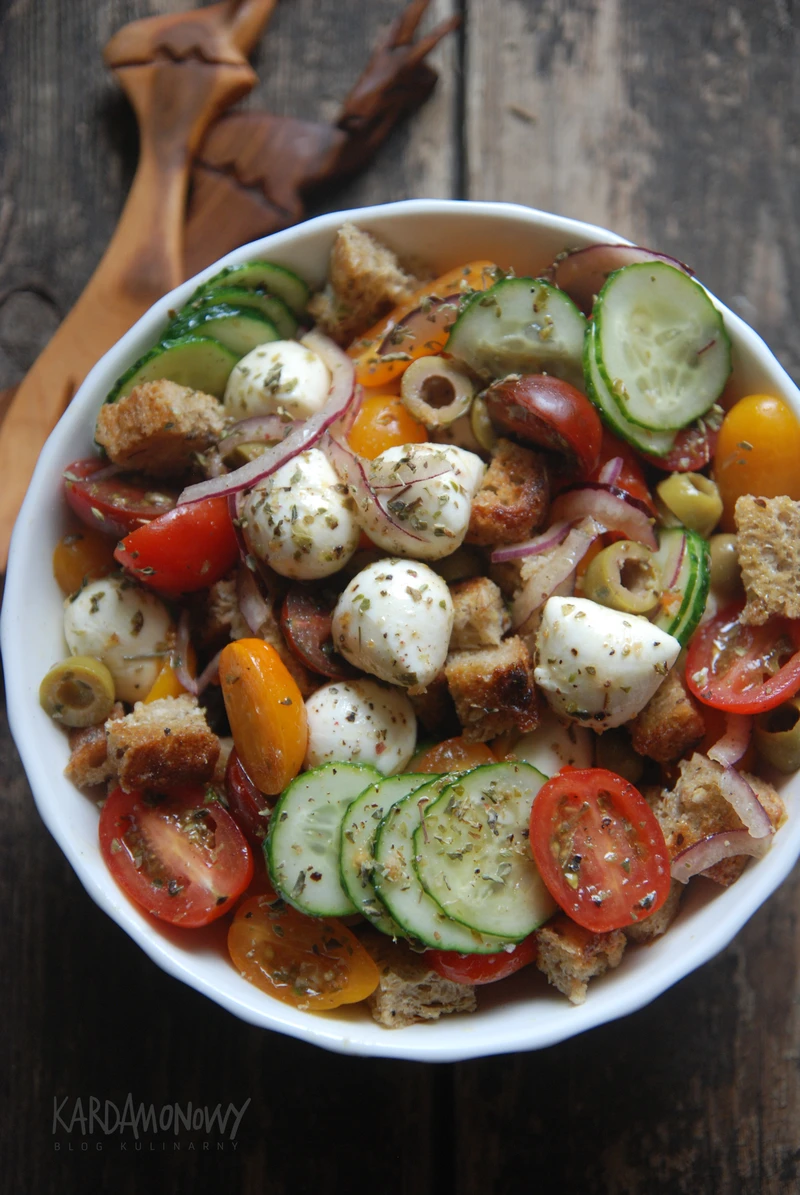 Panzanella z ogórkami i mozzarellą