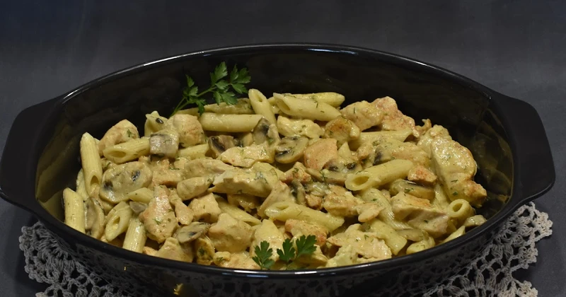 Penne z kurczakiem oraz pieczarkami