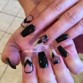 Czarne paznokcie z wzorem