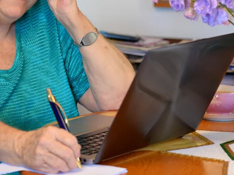 Kobieta straciła 90 tys. zł bo myślała, że rozmawia z Michałem Szpakiem! "Mówił, że mnie kocha"