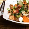 Sałatka z marynowanym tofu, prażonym sezamem i warzywami