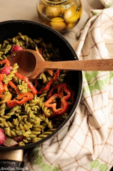 Szybki makaron z pesto i warzywami