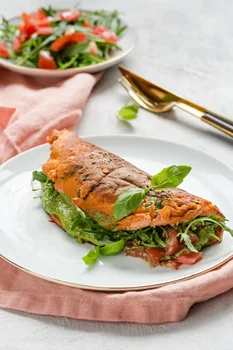 Puszysty omlet pomidorowy z pesto z liści rzodkiewki