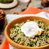 QUINOA Z PIETRUSZKOWYM PESTO I JAJKIEM W KOSZULCE