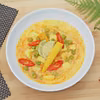 Azjatycka zupa z kurczakiem i czerwoną pastą curry