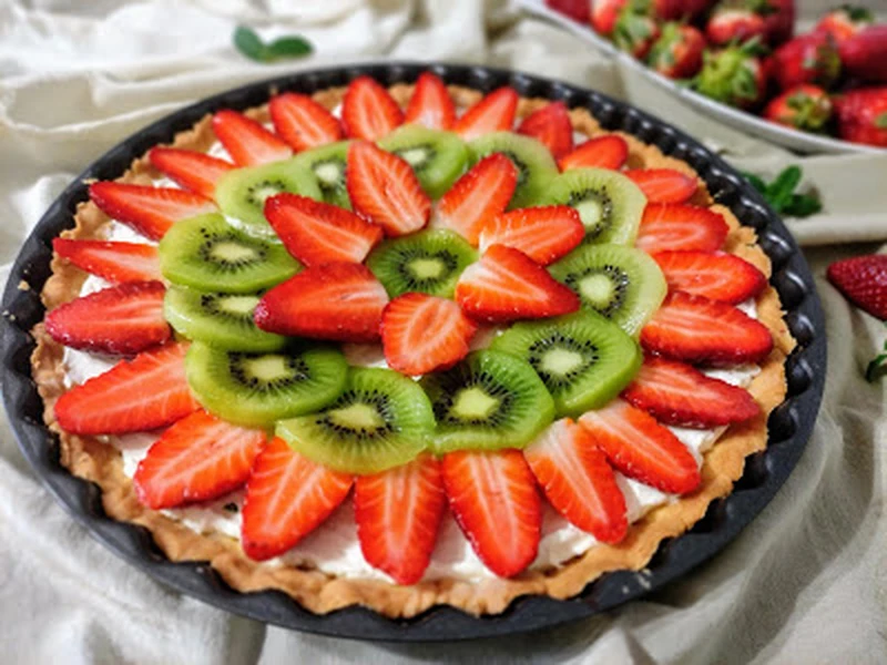Tarta z kremem mascarpone i owocami.