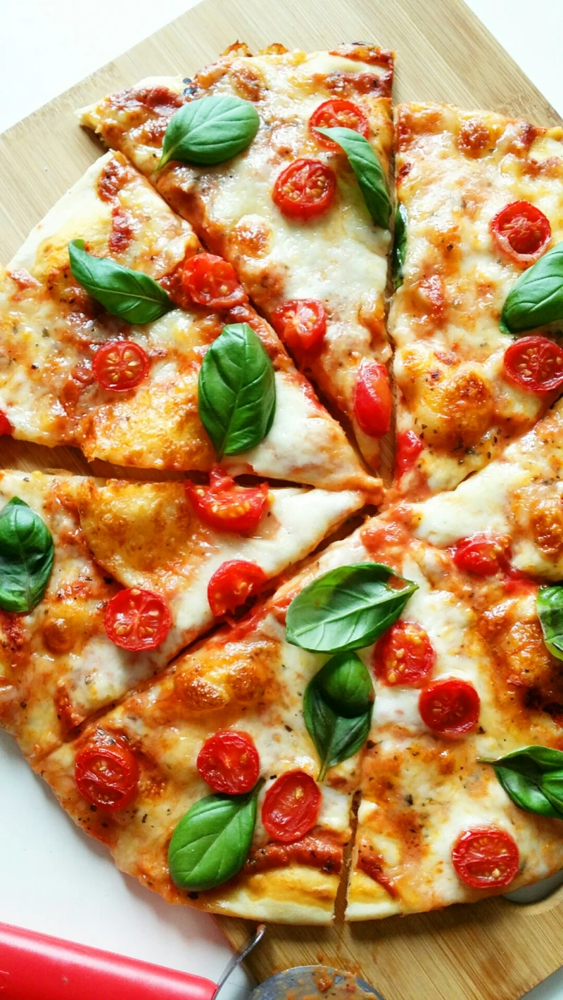 Pizza margheritta z pomidorami