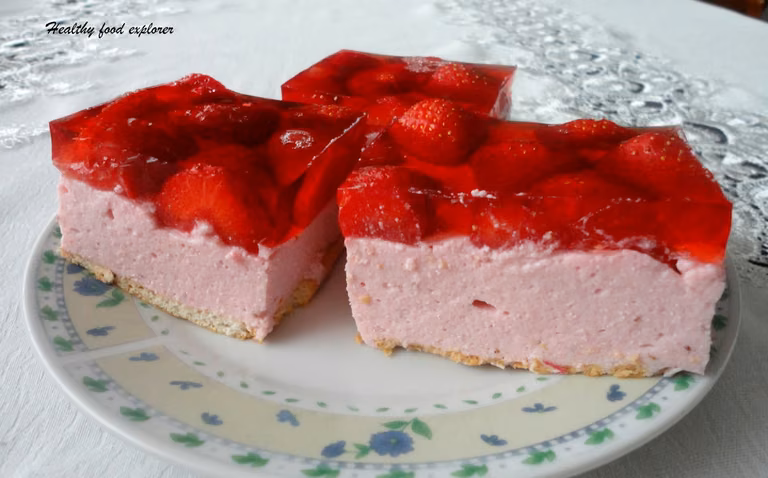 Proste ciasto na zimno z truskawkami