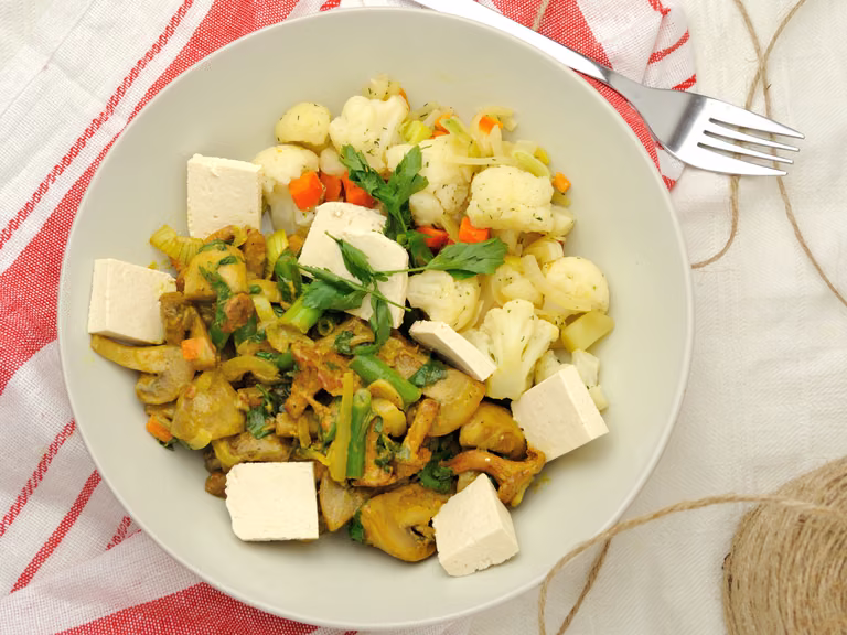 Wegańskie curry z tofu, grzybami i warzywami