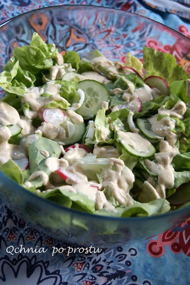 Sałata z dressingiem tahini