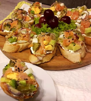 Bruschetta z łososiem wędzonym i awokado