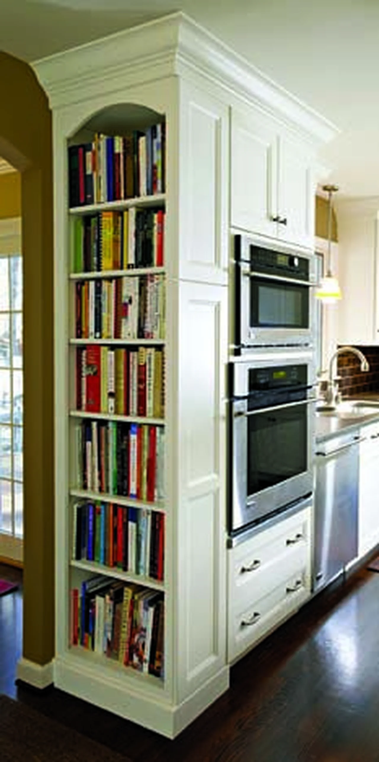 Regał z książkami w kuchni