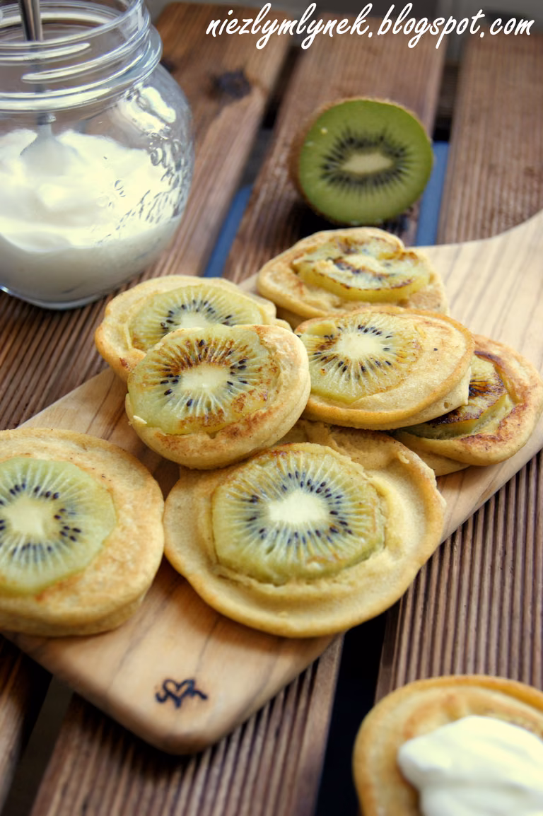 Bezglutenowe placuszki z mąki jaglanej i kiwi