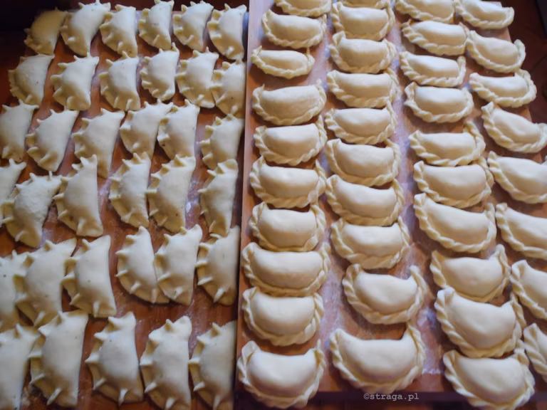 Jak zrobić idealne ciasto na pierogi. Ciasto parzone.