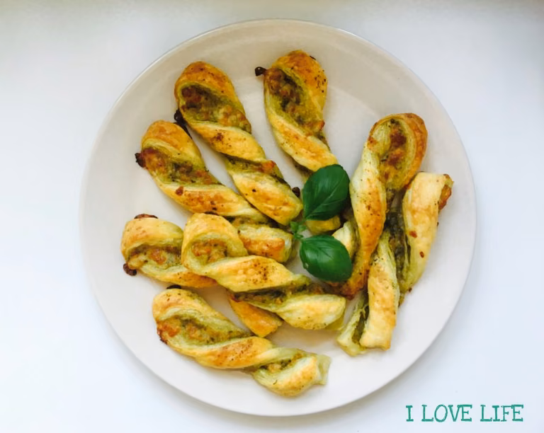 Paluchy z ciasta francuskiego z pesto i serem