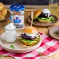 Mini burgery ze śledziem, awokado, burakiem i pianką z musztardy francuskiej