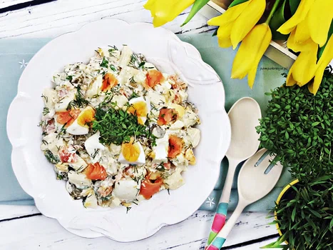 SAŁATKA ZIEMNIACZANA Z WĘDZONYM ŁOSOSIEM